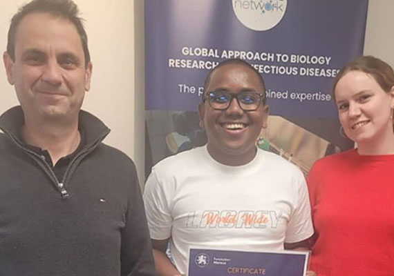 Trois personnes se tiennent devant un kakemono portant le logo du Reseau GABRIEL, la personne du milieu tient dans ses mains le certificat de la formation.