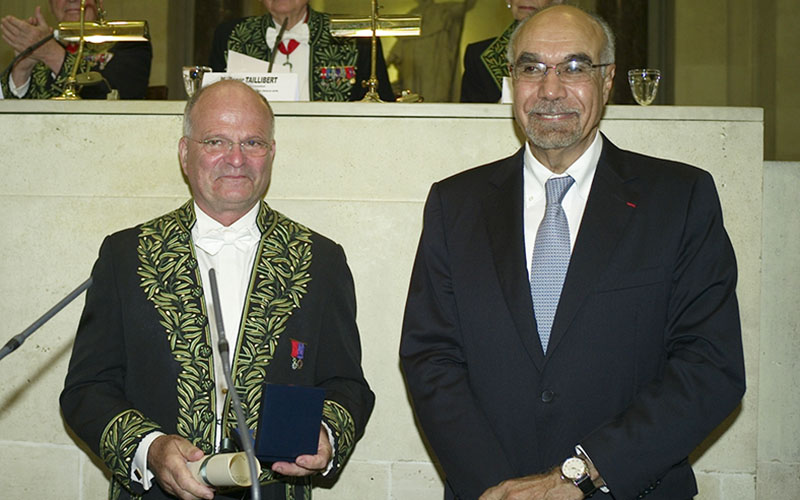 Professor Jean-William Pape receiving the Christophe Mérieux Prize 2010