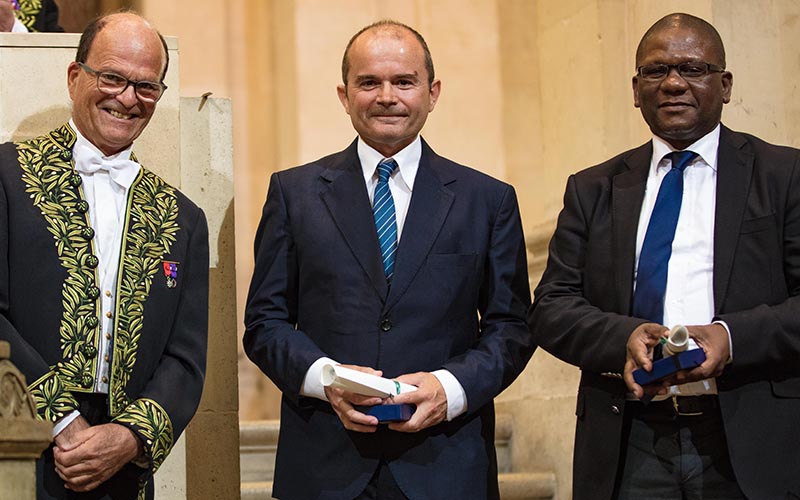 Serge Eholié et Xavier Anglaret co-dirigent une équipe de chercheurs ivoiriens et français de haut niveau.