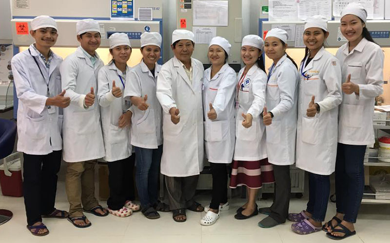 L'équipe du laboratoire de microbiologie de l’hôpital de Battambang au Cambodge