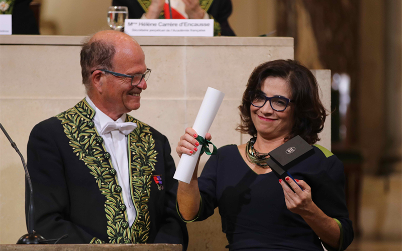 Patricia Brasil, chercheur en maladies infectieuses au Brésil, recevant le Prix Christophe Mérieux 2018 à l’Institut de France