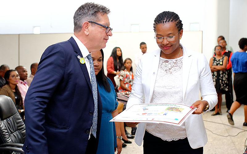 Pascal Vincelot, Directeur des Opérations de la Fondation Mérieux et Luciana Rakotoarisoa, Responsable Madagascar de la Fondation Mérieux présentent les kits à Son Excellence Marie Thérèse Volahaingo, Ministre de l’Education Nationale et de l’Enseignement Technique et Professionnel de Madagascar.