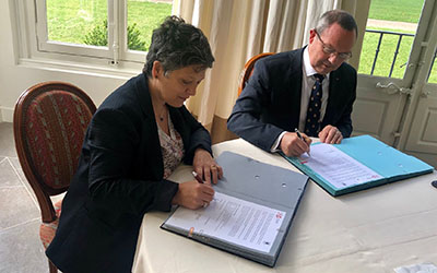 Valérie Verdier, PDG de l’IRD et Jean-Pierre Bosser, DG de la Fondation Mérieux signent le nouvel accord-cadre.