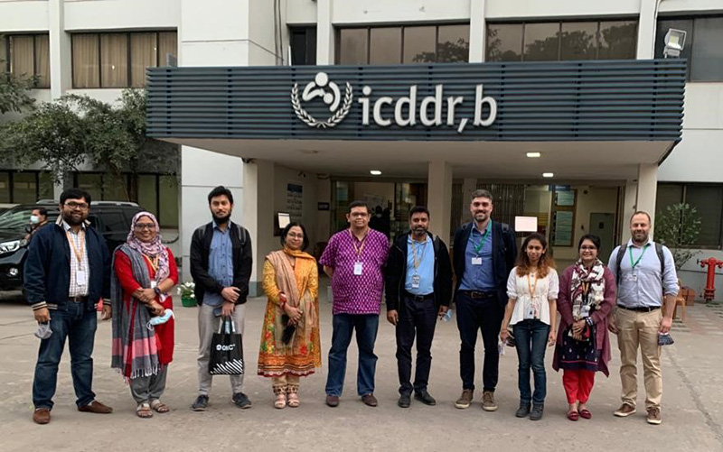 Membres du projet devant l’icddr,b