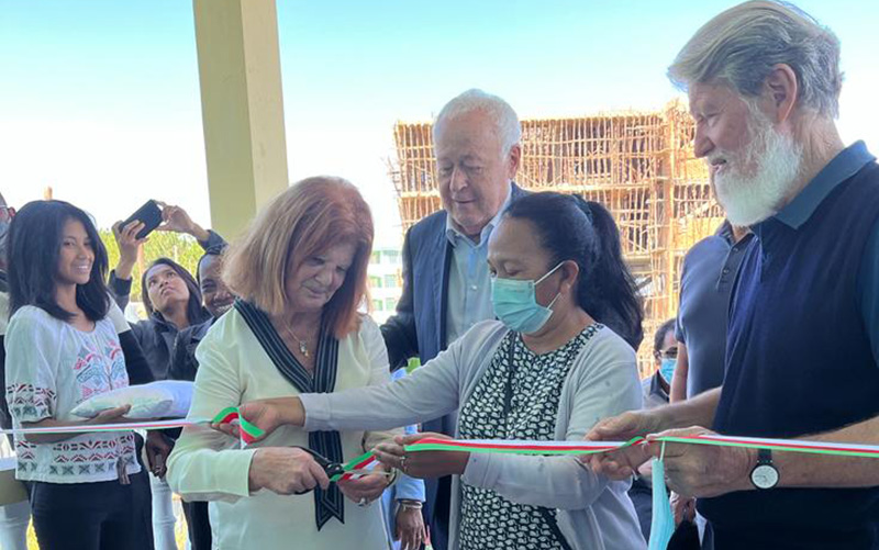 L'équipe de la Fondation Mérieux pose avec le Père Pedro et l'association Akamasoa pour l'inauguration du bâtiment de la faculté de langues