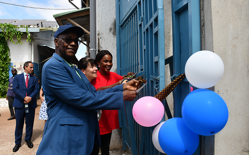 Mme Laure Kerman et Pr Sidiki Diakité pendant l'inauguration - Crédits photo : Sekou Sidibe