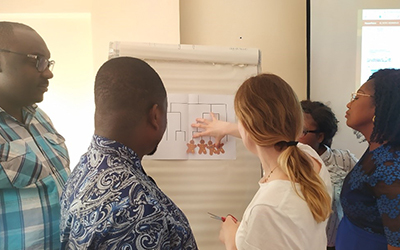 Les participants lors d'un atelier ludique pour appréhender les notions en phylogénie.