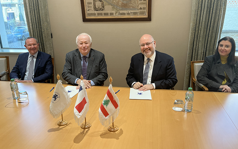 De Gauche à droite : Jean-Pierre Bosser, Directeur Général de la Fondation Mérieux, Alain Mérieux, Président de la Fondation Mérieux, Dr Firas Abiad, ministre de la Santé publique du Liban, Dr Nadeen Hilal, conseillère senior en médecine interne et rhumatologie du ministère de la Santé publique du Liban