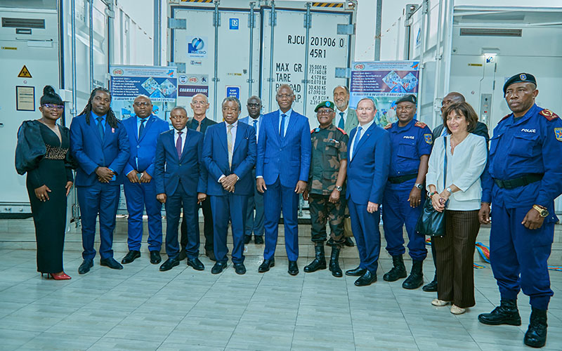 Photo de groupe des personnalités présentes devant le Laboratoire Rodolphe Mérieux INRB-Goma