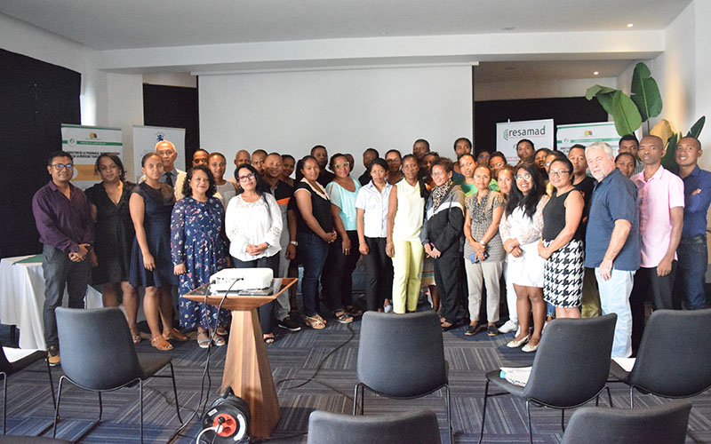 Photo de groupe des participants à l'atelier, dans une salle de réunion