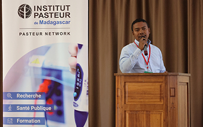 Intervention d'un participant, avec un micro, lors de la cérémonie de clôture à Madagascar.