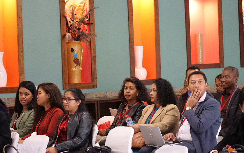 Photo of participants at the closing ceremony of the APRECIT project. People are sitting on a chair.