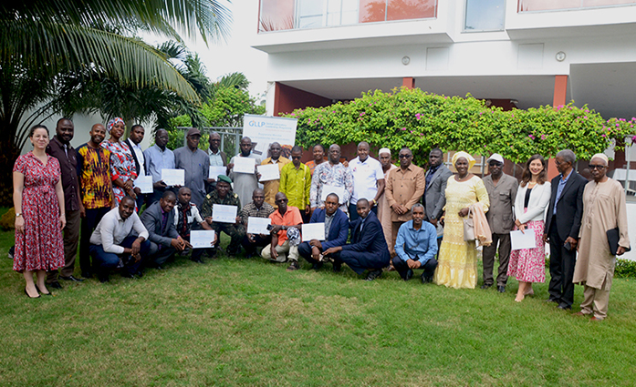 Un groupe de participants de la cérémonie de clôture GLLP avec les diplômes