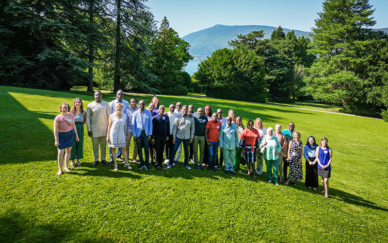 L'ensemble des participants qui pose dans le parc du Centre des Pensières.