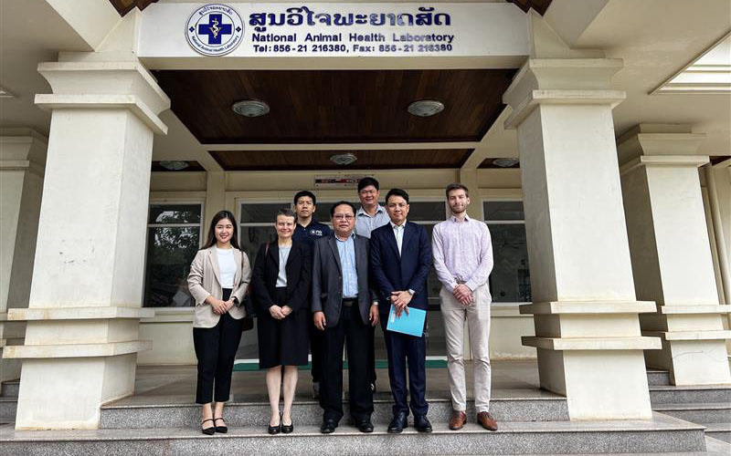 Madam Ambassador, alongside the Laos team of the Mérieux Foundation and the Director of the National Animal Health Laboratory, on the steps of the laboratory