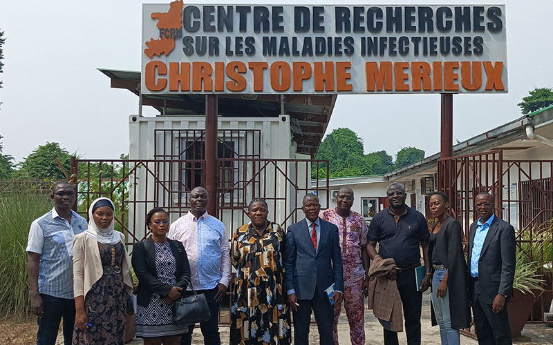 Les participants devant l'entrée du Centre de Recherche sur les Maladies infectieuses Christophe Mérieux.