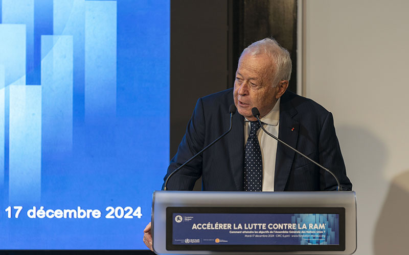 Close-up of Alain Mérieux standing at a desk.