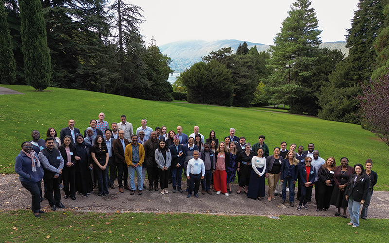 Photo de groupe dans un parc, avec les participants du cours ACDx au premier plan, de l'herbe et des arbres au second plan.